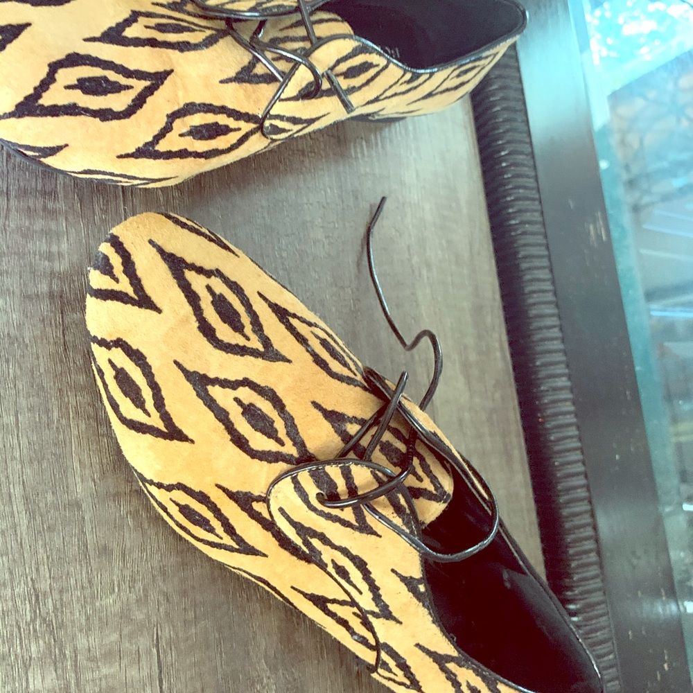 Funky flat shoe